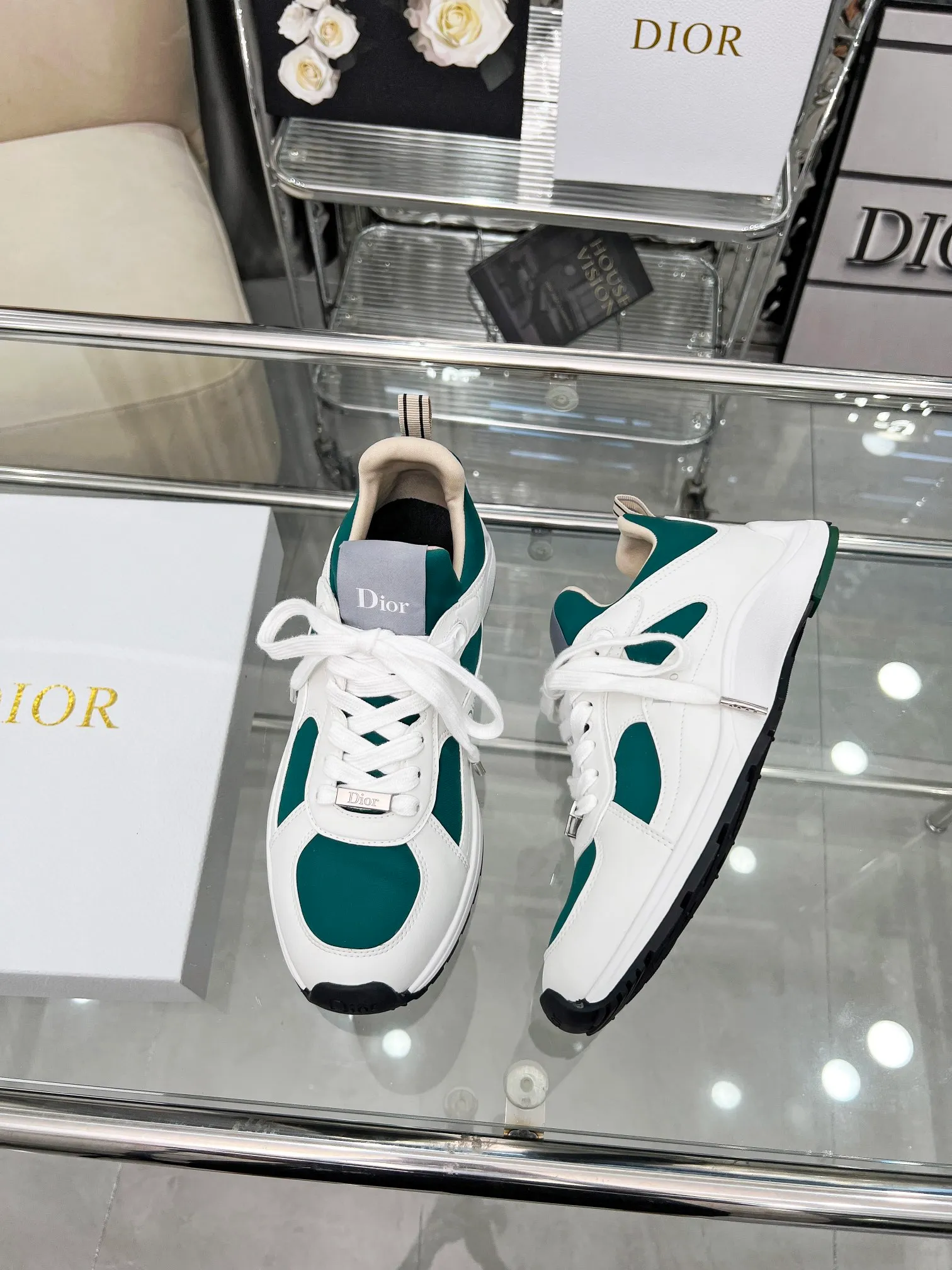 Men's shoes 💰540 Dior, the latest Star series on the show, this Dior Star dad sneaker is a new product for the fall of 2025, enriching the classic series with fashionable retro style. Carefully crafted, these Dad Shoes style shoes can be paired with casual looks all year round and follow the trend of the retro market. The Dior logo on the tongue also indicates that this pair of shoes is the B30 model! B30 uses fine-textured leather and mesh cloth materials to form a shoe body. There are conspicuous letters CD on both sides of the shoe body to indicate identity. The multiple lines on the shoe body outline the details, making the shoes look less monotonous and full of retro three-dimensionality! Code number: 40-46 Color: four colors